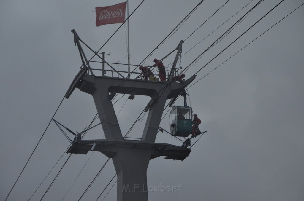 Einsatz BF Hoehenretter Koelner Seilbahn Hoehe Zoobruecke P2123.JPG